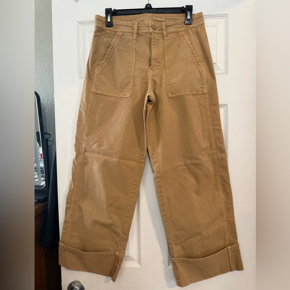 American Eagle Khaki / Tan Cropped Pants